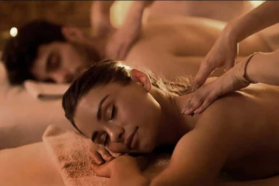Pareja relajándose con masaje en spa